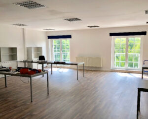 Büro mit Tischen im Gewerbezentrum Einsiedel